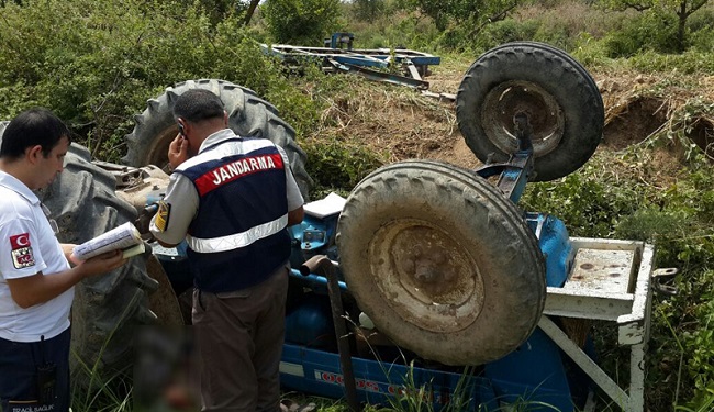 SÜRÜCÜ TRAKTÖRÜN ALTINDA KALDI