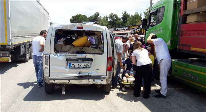 TIR KAMYONETE ARKADAN ÇARPTI