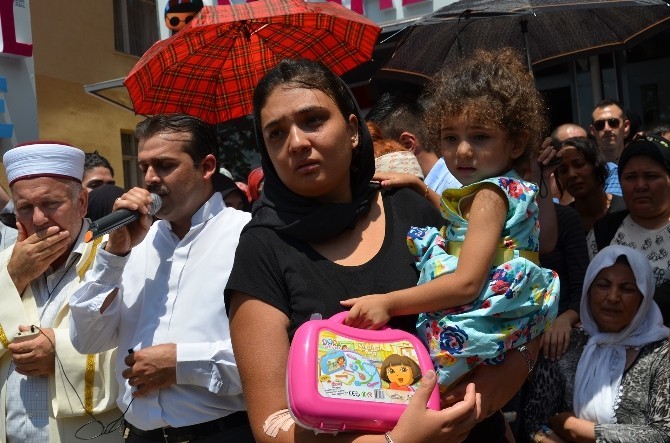 MARDİN'İN DERİK İLÇESİNDE OPERASYON SIRASINDA TERÖR ÖRGÜTÜ PKK İLE GİRİLEN ÇATIŞMADA ŞEHİT OLAN JANDARMA ASTSUBAY ÜSTÇAVUŞ MUSTAFA AYNA, ÇORUM’UN OSMANCIK İLÇESİNDE SON YOLCULUĞUNA UĞURLANIYOR. (İSMAİL KABAKDERE/ÇORUM-İHA)