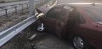 OTOMOBİL BARİYERLERE ÇARPTI