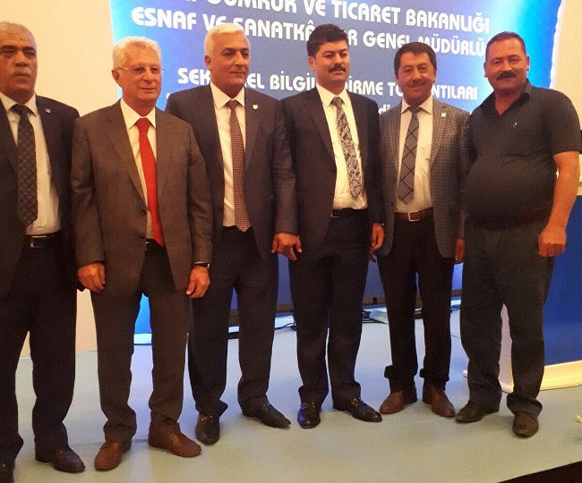 TAHSİN ŞAHİN TOPLANTI SIRASINDA (2)