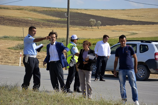 ÇORUM’UN ALACA İLÇESİNDE TUR OTOBÜSÜ İLE OTOMOBİLİN ÇARPIŞMASI SONUCU MEYDANA GELEN KAZADA 2’Sİ KADIN 3 KİŞİ HAYATINI KAYBEDERKEN, 32 KİŞİ DE YARALANDI. (M. MUTTALİP YALÇIN - SERKAN ŞANSEVER/ÇORUM-İHA)