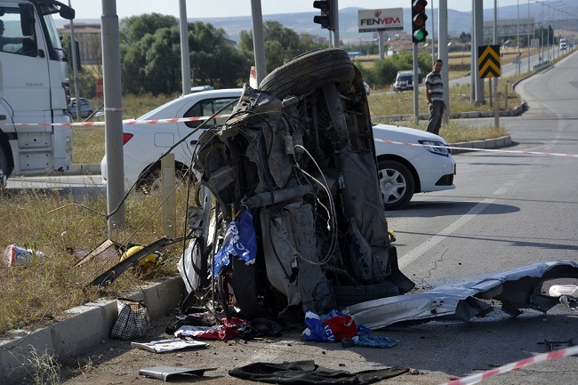 ÇORUM’UN ALACA İLÇESİNDE TUR OTOBÜSÜ İLE OTOMOBİLİN ÇARPIŞMASI SONUCU MEYDANA GELEN KAZADA 2’Sİ KADIN 3 KİŞİ HAYATINI KAYBEDERKEN, 32 KİŞİ DE YARALANDI. (M. MUTTALİP YALÇIN - SERKAN ŞANSEVER/ÇORUM-İHA)