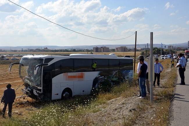 ÇORUM’UN ALACA İLÇESİNDE TUR OTOBÜSÜ İLE OTOMOBİLİN ÇARPIŞMASI SONUCU MEYDANA GELEN KAZADA 2’Sİ KADIN 3 KİŞİ HAYATINI KAYBEDERKEN, 32 KİŞİ DE YARALANDI. (M. MUTTALİP YALÇIN - SERKAN ŞANSEVER/ÇORUM-İHA)