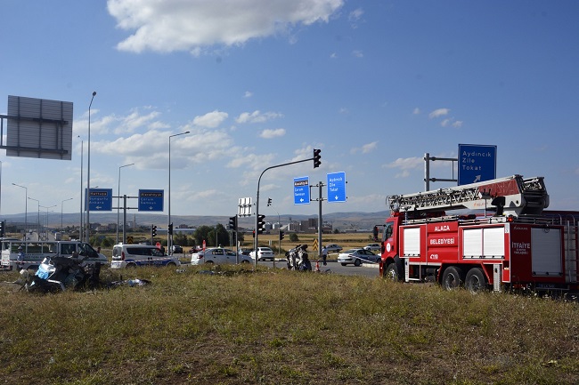 ÇORUM’UN ALACA İLÇESİNDE TUR OTOBÜSÜ İLE OTOMOBİLİN ÇARPIŞMASI SONUCU MEYDANA GELEN KAZADA 2’Sİ KADIN 3 KİŞİ HAYATINI KAYBEDERKEN, 32 KİŞİ DE YARALANDI. (M. MUTTALİP YALÇIN - SERKAN ŞANSEVER/ÇORUM-İHA)