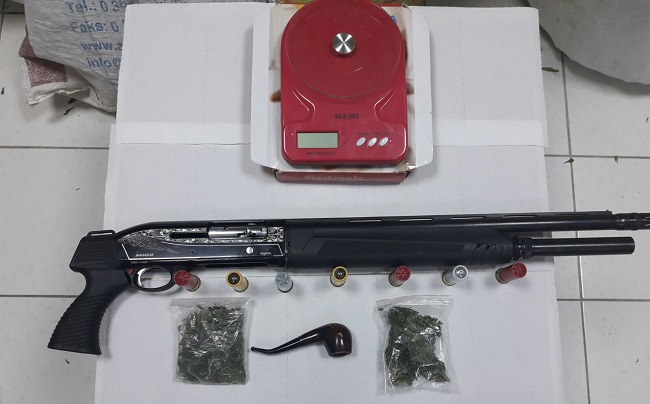 ÇORUM’DA NARKOTİK POLİSİNİN DÜZENLEDİĞİ GECE YARISI BİR EVE DÜZENLEDİĞİ OPERASYONDA 105 KÖK HİNT KENEVİRİ VE SATIŞA HAZIR KUBAR ESRAR MADDESİ ELE GEÇİRİLDİ. (M. MUTTALİP YALÇIN/ÇORUM-İHA)