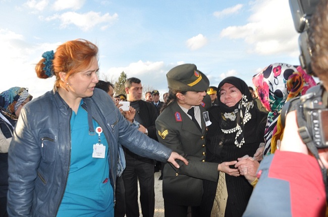 AYDIN’IN EFELER İLÇESİNDE 17 AYDIR ARANAN CİNAYET ZANLISININ PUSUYA DÜŞÜRMESİ SONUCU ŞEHİT OLAN JANDARMA ASTSUBAY ÜSTÇAVUŞ EMRAH ÜNALAN’IN CENAZESİ, ÇORUM’UN OSMANCIK İLÇESİNE BAĞLI KARGI KÖYÜNDE TOPRAĞA VERİLDİ. TÖRENDE ŞEHİDİN ANNESİ SAFİYE, AYAKTA DURMAKTA GÜÇLÜK ÇEKTİ. (İSMAİL KABAKDERE - M. MUTTALİP YALÇIN/ÇORUM-İHA)