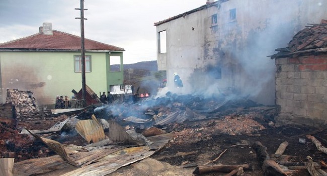 BİR EV VE AHIR TAMAMEN YANDI