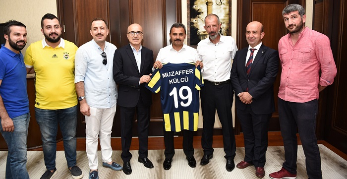 FENERBAHÇELİ BAŞKAN’A SÜRPRİZ HEDİYE