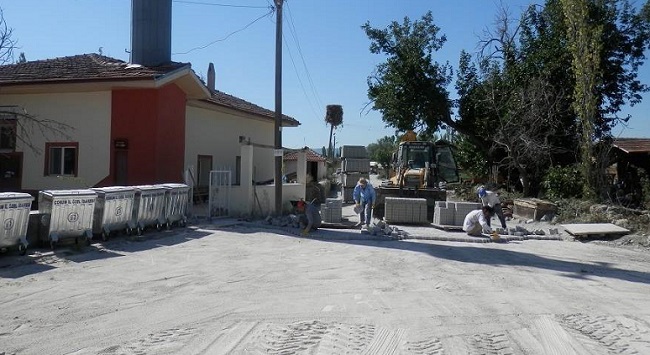 61 KÖYE BETON PARKE TAŞI DÖŞENDİ
