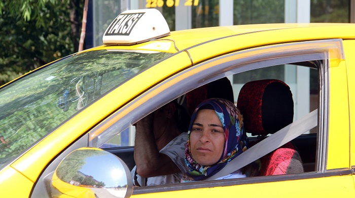 ÇORUM’DA YAKALANDIĞI MEME KANSERİNE RAĞMEN HAYATA KÜSMEYEN 2 ÇOCUK ANNESİ 33 YAŞINDAKİ GÜL ÖZBEK, EŞİNE MADDİ YÖNDEN DESTEK OLMAK AMACIYLA TAKSİ ŞOFÖRLÜĞÜ YAPMAYA BAŞLADI. (M. MUTTALİP YALÇIN/ÇORUM-İHA)