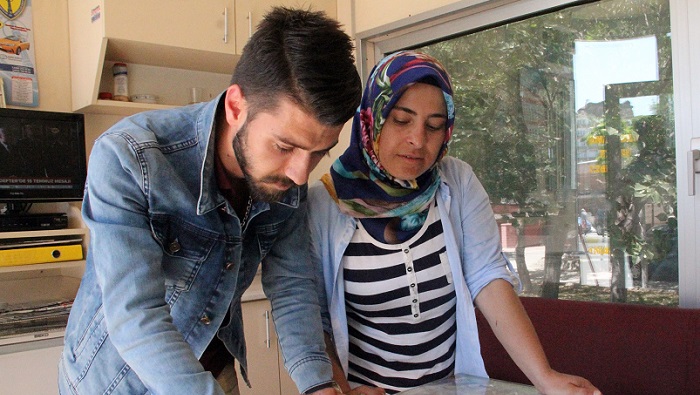 ÇORUM’DA YAKALANDIĞI MEME KANSERİNE RAĞMEN HAYATA KÜSMEYEN 2 ÇOCUK ANNESİ 33 YAŞINDAKİ GÜL ÖZBEK, EŞİNE MADDİ YÖNDEN DESTEK OLMAK AMACIYLA TAKSİ ŞOFÖRLÜĞÜ YAPMAYA BAŞLADI. (M. MUTTALİP YALÇIN/ÇORUM-İHA)