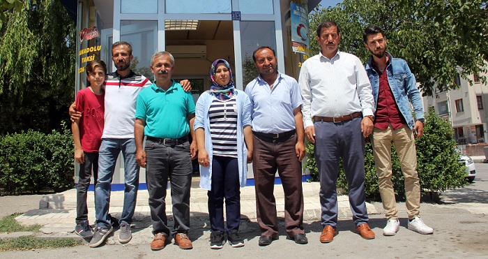 ÇORUM’DA YAKALANDIĞI MEME KANSERİNE RAĞMEN HAYATA KÜSMEYEN 2 ÇOCUK ANNESİ 33 YAŞINDAKİ GÜL ÖZBEK, EŞİNE MADDİ YÖNDEN DESTEK OLMAK AMACIYLA TAKSİ ŞOFÖRLÜĞÜ YAPMAYA BAŞLADI. (M. MUTTALİP YALÇIN/ÇORUM-İHA)