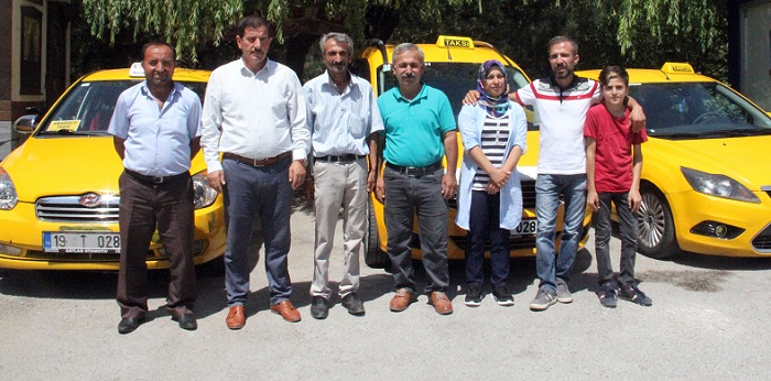 ÇORUM’DA YAKALANDIĞI MEME KANSERİNE RAĞMEN HAYATA KÜSMEYEN 2 ÇOCUK ANNESİ 33 YAŞINDAKİ GÜL ÖZBEK, EŞİNE MADDİ YÖNDEN DESTEK OLMAK AMACIYLA TAKSİ ŞOFÖRLÜĞÜ YAPMAYA BAŞLADI. (M. MUTTALİP YALÇIN/ÇORUM-İHA)