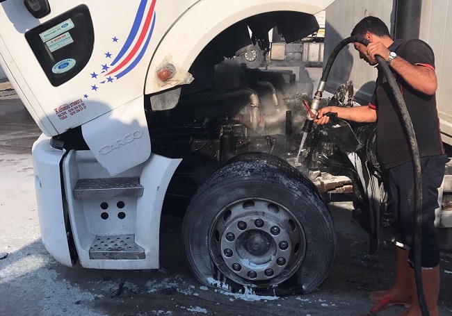 ÇORUM'UN SUNGURLU İLÇESİNDE SEYİR HALİNDEKİ BİR KAMYON ANİDEN ALEV ALDI ÇIKTI. KAMYON, İTFAİYENİN ERKEN MÜDAHALESİYLE TAMAMEN YANMAKTAN KURTARILDI. (SERKAN ŞANSEVER/ÇORUM-İHA)