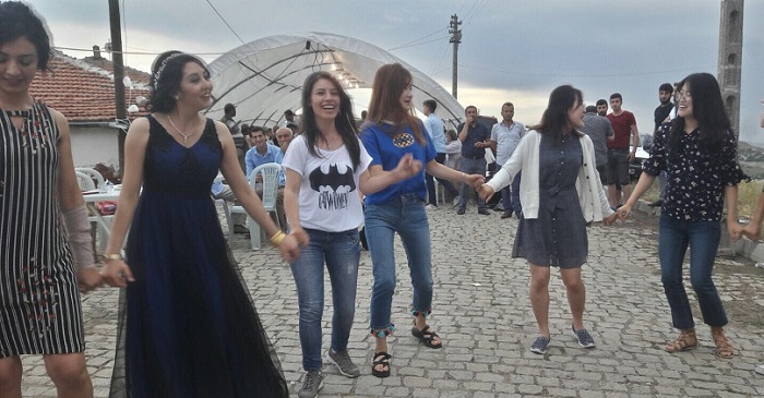 ÇORUM’UN SUNGURLU İLÇESİNDE BİR DÜĞÜNE KATILAN GÜNEY KORELİ ÖĞRENCİLER HALAY ÇEKTİ. (SERKAN ŞANSEVER/ÇORUM-İHA)