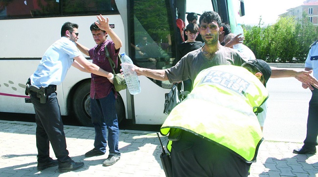 ÇORUM’UN SUNGURLU İLÇESİNDE POLİS EKİPLERİNİN ŞÜPHE ÜZERİNE DURDURULAN YOLCU OTOBÜSÜNDE DEĞİŞİK MİLLETLERE MENSUP 119 KAÇAK GÖÇMEN YAKALANDI. (SERKAN ŞANSEVER/ÇORUM-İHA)