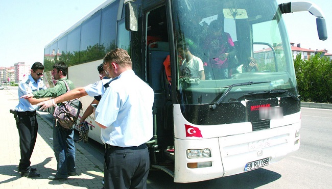 ÇORUM’UN SUNGURLU İLÇESİNDE POLİS EKİPLERİNİN ŞÜPHE ÜZERİNE DURDURULAN YOLCU OTOBÜSÜNDE DEĞİŞİK MİLLETLERE MENSUP 119 KAÇAK GÖÇMEN YAKALANDI. (SERKAN ŞANSEVER/ÇORUM-İHA)