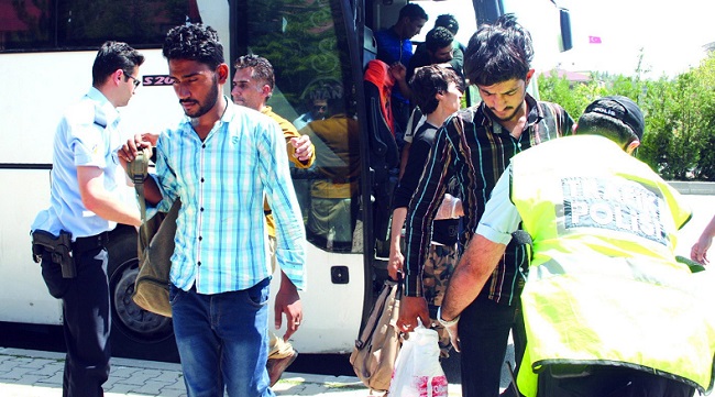 ÇORUM’UN SUNGURLU İLÇESİNDE POLİS EKİPLERİNİN ŞÜPHE ÜZERİNE DURDURULAN YOLCU OTOBÜSÜNDE DEĞİŞİK MİLLETLERE MENSUP 119 KAÇAK GÖÇMEN YAKALANDI. (SERKAN ŞANSEVER/ÇORUM-İHA)