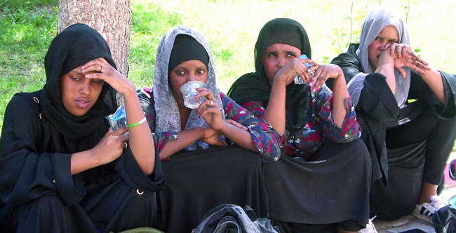 ÇORUM’UN SUNGURLU İLÇESİNDE POLİS EKİPLERİNİN ŞÜPHE ÜZERİNE DURDURULAN YOLCU OTOBÜSÜNDE DEĞİŞİK MİLLETLERE MENSUP 119 KAÇAK GÖÇMEN YAKALANDI. (SERKAN ŞANSEVER/ÇORUM-İHA)