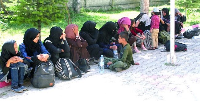 ÇORUM’UN SUNGURLU İLÇESİNDE POLİS EKİPLERİNİN ŞÜPHE ÜZERİNE DURDURULAN YOLCU OTOBÜSÜNDE DEĞİŞİK MİLLETLERE MENSUP 119 KAÇAK GÖÇMEN YAKALANDI. (SERKAN ŞANSEVER/ÇORUM-İHA)