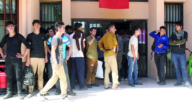 ÇORUM’UN SUNGURLU İLÇESİNDE POLİS EKİPLERİNİN ŞÜPHE ÜZERİNE DURDURULAN YOLCU OTOBÜSÜNDE DEĞİŞİK MİLLETLERE MENSUP 119 KAÇAK GÖÇMEN YAKALANDI. (SERKAN ŞANSEVER/ÇORUM-İHA)