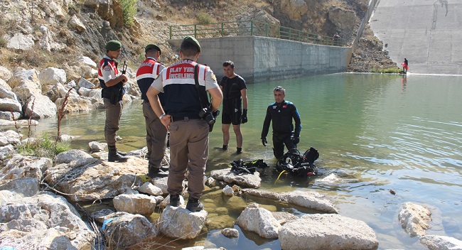 ÇORUM’UN ALACA İLÇESİNDE BALIK TUTMAK AMACIYLA BARAJ SAVAKLARININ YANINDA BULUNAN GÖLETE GİREN ENİŞTE VE KAYINBİRADER, BOĞULARAK HAYATINI KAYBETTİ. ENİŞTE VE KAYINBİRADERİNİN CANSIZ BEDENLERİ, AFAD EKİPLERİ TARAFINDAN GÖLETTEN ÇIKARILDI. (M. MUTTALİP YALÇIN/ÇORUM-İHA)