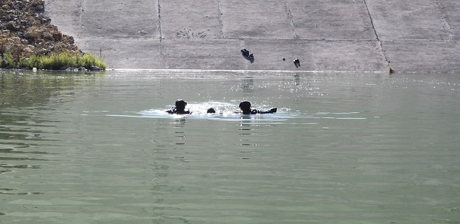 ÇORUM’UN ALACA İLÇESİNDE BALIK TUTMAK AMACIYLA BARAJ SAVAKLARININ YANINDA BULUNAN GÖLETE GİREN ENİŞTE VE KAYINBİRADER, BOĞULARAK HAYATINI KAYBETTİ. ENİŞTE VE KAYINBİRADERİNİN CANSIZ BEDENLERİ, AFAD EKİPLERİ TARAFINDAN GÖLETTEN ÇIKARILDI. (M. MUTTALİP YALÇIN/ÇORUM-İHA)