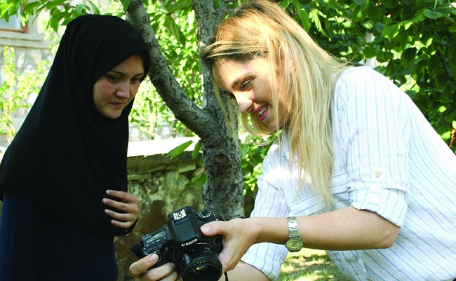 ÇORUM'UN SUNGURLU İLÇESİNDE GÖREVLİ POLİS MEMURU VE FOTOĞRAF SANATÇISI AYŞE ÇALIŞKAN, MÜLTECİLERİN YAŞADIĞI SIKINTILARA DİKKAT ÇEKMEK İÇİN TÜRKİYE'YE YASA DIŞI YOLLARDAN GİREN HÜSNA BEBEK VE ANNESİ İLE “MÜLTECİ ÇOCUKLAR İÇİN DÜNYA HİÇ ADİL DEĞİL” KONULU FOTOĞRAF ÇEKİMİ GERÇEKLEŞTİRDİ. (SERKAN ŞANSEVER/ÇORUM-İHA)
