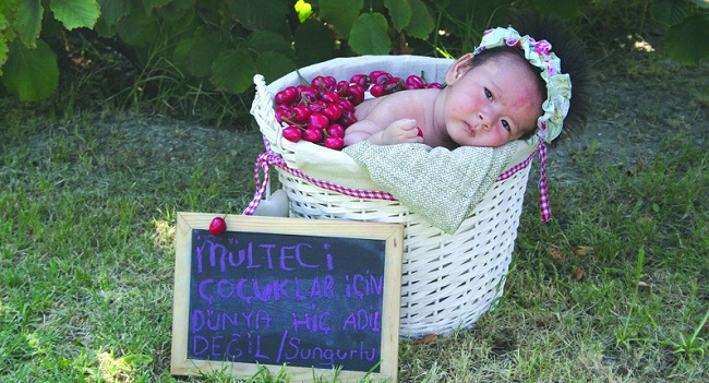 ÇORUM'UN SUNGURLU İLÇESİNDE GÖREVLİ POLİS MEMURU VE FOTOĞRAF SANATÇISI AYŞE ÇALIŞKAN, MÜLTECİLERİN YAŞADIĞI SIKINTILARA DİKKAT ÇEKMEK İÇİN TÜRKİYE'YE YASA DIŞI YOLLARDAN GİREN HÜSNA BEBEK VE ANNESİ İLE “MÜLTECİ ÇOCUKLAR İÇİN DÜNYA HİÇ ADİL DEĞİL” KONULU FOTOĞRAF ÇEKİMİ GERÇEKLEŞTİRDİ. (SERKAN ŞANSEVER/ÇORUM-İHA)