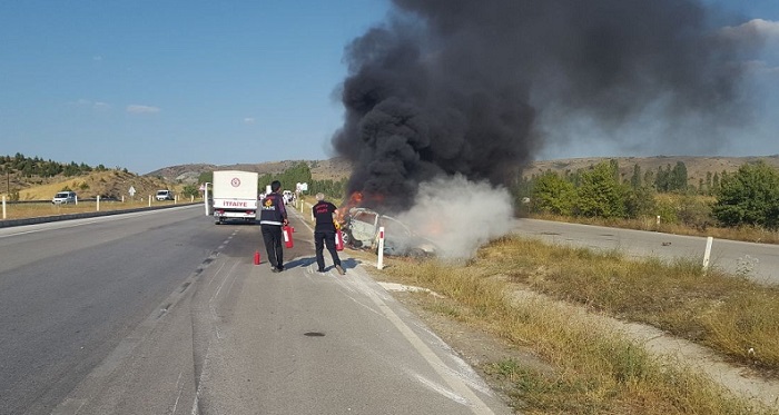 ÇORUM’UN SUNGURLU İLÇESİNDE KONTROLDEN ÇIKAN OTOMOBİLİN BARİYERLERE ÇARPTIKTAN SONRADÜŞTÜĞÜ SULAMA KANALINDA ALEV TOPUNA DÖNDÜ. KAZADA 1 KİŞİ HAYATINI KAYBEDERKEN, 2 KİŞİ YARALANDI. (SERKAN ŞANSEVER/ÇORUM-İHA)