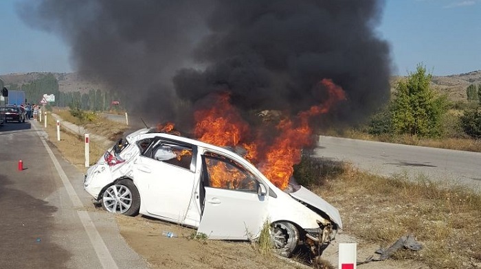 ÇORUM’UN SUNGURLU İLÇESİNDE KONTROLDEN ÇIKAN OTOMOBİLİN BARİYERLERE ÇARPTIKTAN SONRADÜŞTÜĞÜ SULAMA KANALINDA ALEV TOPUNA DÖNDÜ. (SERKAN ŞANSEVER/ÇORUM-İHA)