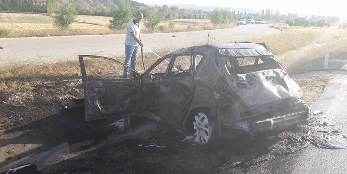 ÇORUM’UN SUNGURLU İLÇESİNDE KONTROLDEN ÇIKAN OTOMOBİLİN BARİYERLERE ÇARPTIKTAN SONRADÜŞTÜĞÜ SULAMA KANALINDA ALEV TOPUNA DÖNDÜ. KAZADA 1 KİŞİ HAYATINI KAYBEDERKEN, 2 KİŞİ YARALANDI. (SERKAN ŞANSEVER/ÇORUM-İHA)