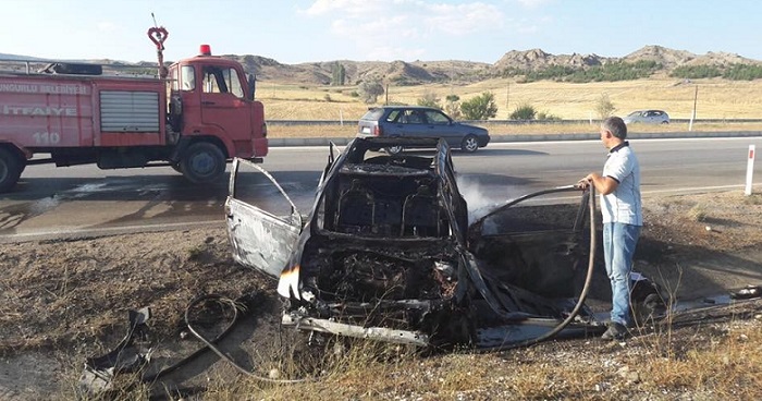 ÇORUM’UN SUNGURLU İLÇESİNDE KONTROLDEN ÇIKAN OTOMOBİLİN BARİYERLERE ÇARPTIKTAN SONRADÜŞTÜĞÜ SULAMA KANALINDA ALEV TOPUNA DÖNDÜ. KAZADA 1 KİŞİ HAYATINI KAYBEDERKEN, 2 KİŞİ YARALANDI. (SERKAN ŞANSEVER/ÇORUM-İHA)