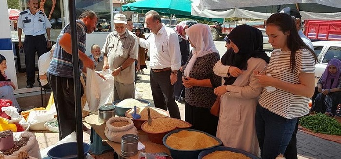 PAZARCI ESNAFIYLA YAKINDAN İLGİLENDİ (SERKAN ŞANSEVER/ÇORUM-İHA)