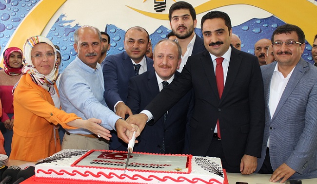 AK PARTİ ÇORUM İL BAŞKANI MEHMET KARADAĞ, BELEDİYE BAŞKAN YARDIMCISI AHMET YABACIOĞLU, AK PARTİ MERKEZ İLÇE BAŞKANI ERHAN AKAR, GENÇLİK KOLLARI BAŞKANI BURAK KÖSE VE KADIN KOLLARI BAŞKANI MERYEM DEMİR AK PARTİ’NİN 16. YILDÖNÜMÜ İÇİN HAZIRLANAN YAŞ PASTAYI KESTİ. (M. MUTTALİP YALÇIN/ÇORUM-İHA)