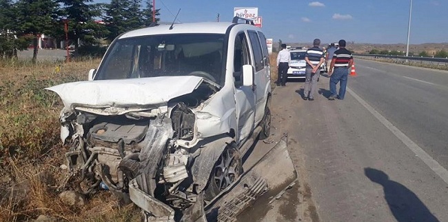 İKİ OTOMOBİL ÇARPIŞTI: 2 YARALI
