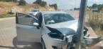 OTOMOBİL ELEKTRİK DİREĞİNE ÇARPTI