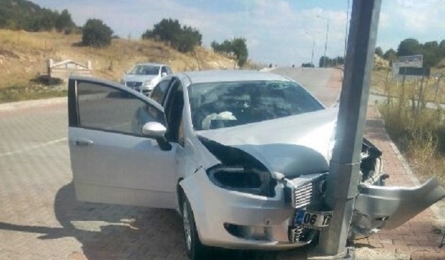 OTOMOBİL ELEKTRİK DİREĞİNE ÇARPTI