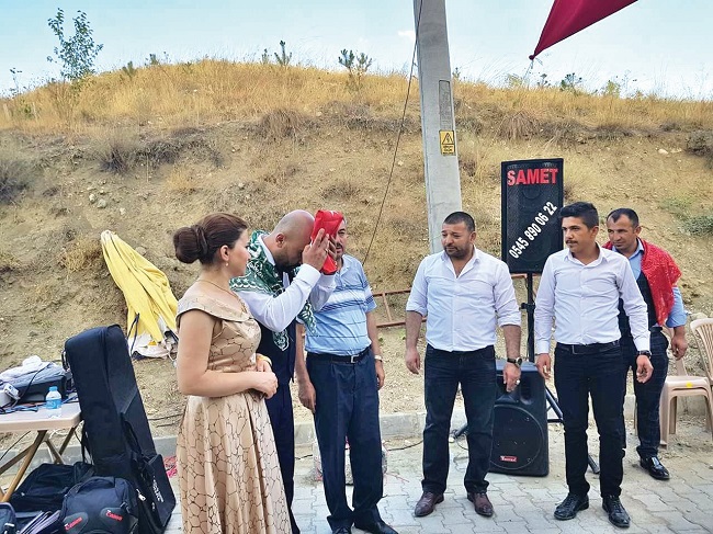 KURAN VE BAYRAK HEDİYE EDİYORLAR (SERKAN ŞANSEVER/ÇORUM-İHA)