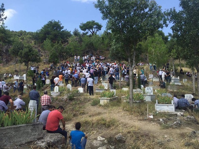 ÇORUM'UN OSMANCIK İLÇESİNDE OTOMOBİL İLE HAFİF TİCARİ ARACIN ÇARPIŞMASI SONUCU MEYDANA GELEN KAZASINDA HAYATINI KAYBEDEN 3 KİŞİ TOPRAĞA VERİLDİ. (İSMAİL KABAKDERE/ÇORUM-İHA)