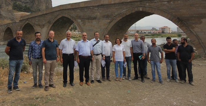 TARİHİ KÖPRÜNÜN DUVARLARI TAŞ OLACAK