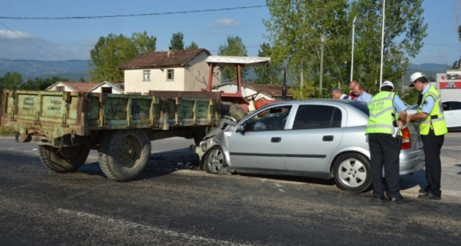 OTOMOBİL İLE TRAKTÖR ÇARPIŞTI