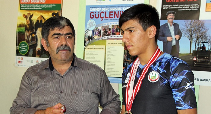 BAŞKANLAR GÜREŞÇİLERİ ÖDÜLLENDİRDİ