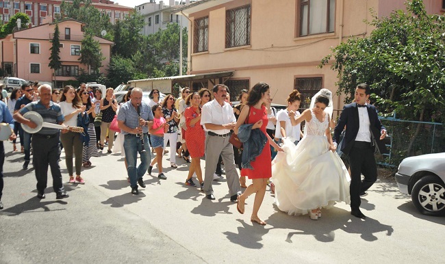 GELİN EVDEN İNCE SAZLA ÇIKTI