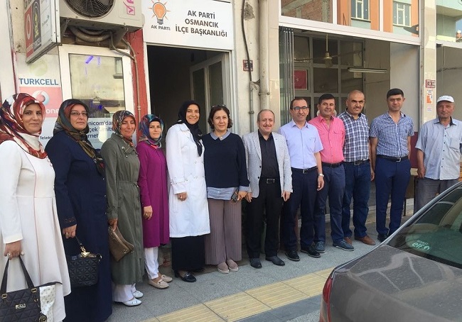 AK PARTİ ÇORUM MİLLETVEKİLİ LÜTFİYE İLKSEN CERİTOĞLU KURT İLE AK PARTİ İL BAŞKANI MEHMET KARADAĞ, OSMANCIK İLÇESİNE ÇIKARMA YAPTI. (İSMAİL KABAKDERE/ÇORUM-İHA)