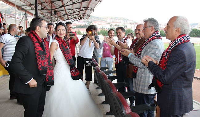 HASAN-FATMA ESİM ÇİFTİNİN BU ÖZEL GÜNLERİNDE ZAMANLARINI YOZGATSPOR’A AYIRMALARI, PROTOKOLÜ VE TARAFTARLARI DA ETKİLEDİ. ÇİÇEĞİ BURNUNDA ÇİFTE MUTLULUKLAR DİLEYEN TARAFTARIN COŞKUSUNU ARTTIRAN BU GÖRÜNTÜYE PROTOKOL ÜYELERİ DE EŞLİK ETTİ (ALPASLAN DEMİR/YOZGAT-İHA)