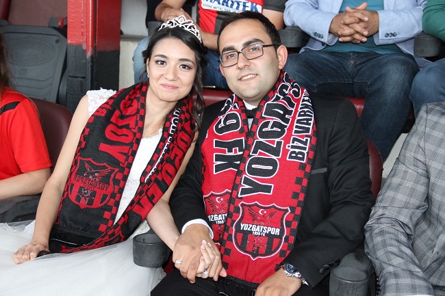 BÖLGESEL AMATÖR LİG 5. GRUP’TA MÜCADELE EDECEK OLAN YOZGATSPOR, HAZIRLIK MAÇINDA SAHASINDA KONUK ETTİĞİ ÇORUMSPOR KARŞISINDA YEŞİL SAHALARDA ENDER GÖRÜLEN BİR OLAY YAŞANDI. KIRMIZI SİYAHLI RENKLERE GÖNÜL VEREN HASAN-FATMA ESİM ÇİFTİ, DÜĞÜNLERİ BİTER BİTMEZ SOLUĞU STADYUMDA ALDI. (ALPASLAN DEMİR/YOZGAT-İHA)