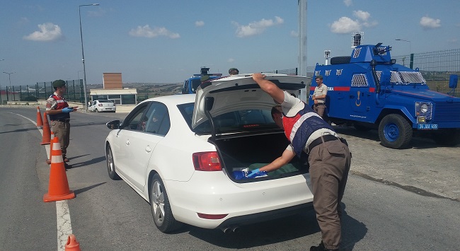 FETÖ’NÜN MÜLKİYE YAPILANMASINA İLİŞKİN DAVANIN GÖRÜLDÜĞÜ SİLİVRİ CEZA VE İNFAZ KURUMU ÇEVRESİNDE YOĞUN GÜVENLİK ÖNLEMİ ALINDI. JANDARMA EKİPLERİ, ARAÇLARI DURDURARAK ARAMA VE KİMLİK KONTROLÜ YAPTI. (BAŞAK AKBULUT - MEHMET BAŞA/İSTANBUL-İHA)