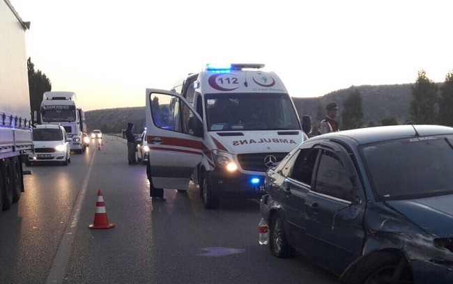 ÇORUM'UN SUNGURLU İLÇESİNDE OTOMOBİLİN BARİYERLERE ÇARPMASI SONUCU MEYDANA GELEN TRAFİK KAZASINDA 5 KİŞİ YARALANDI. (SERKAN ŞANSEVER/ÇORUM-İHA)